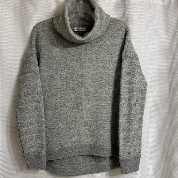Abercrombie & Fitch Sweaters - EUC Abercrombie & Fitch 3/4 length sleeve, hi-lo mid to heavy weight sweater. L